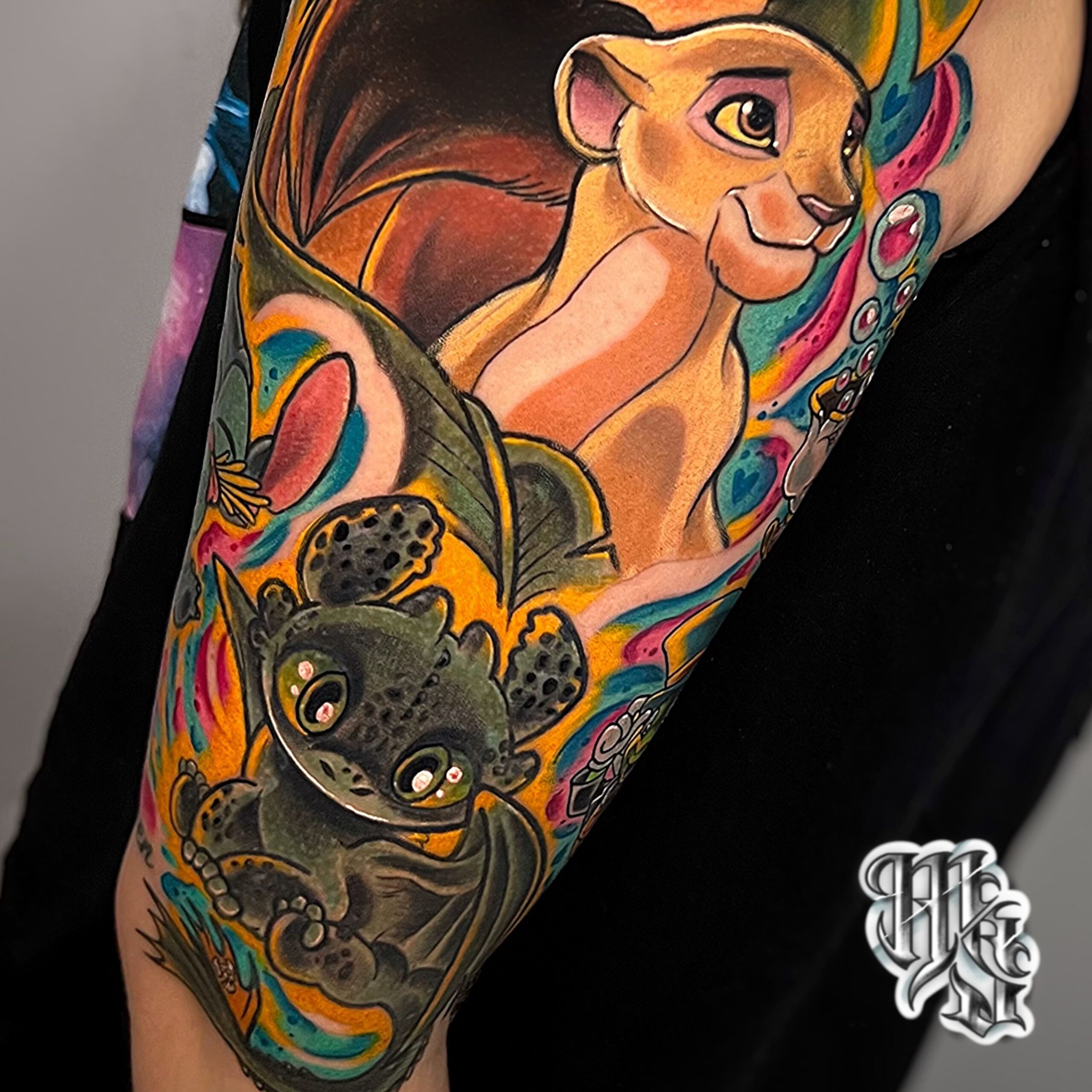 Tatuaje con referencias de el rey leon , como entrenar a tu dragon , lilo y stitch y la bella y la bestia, madrid