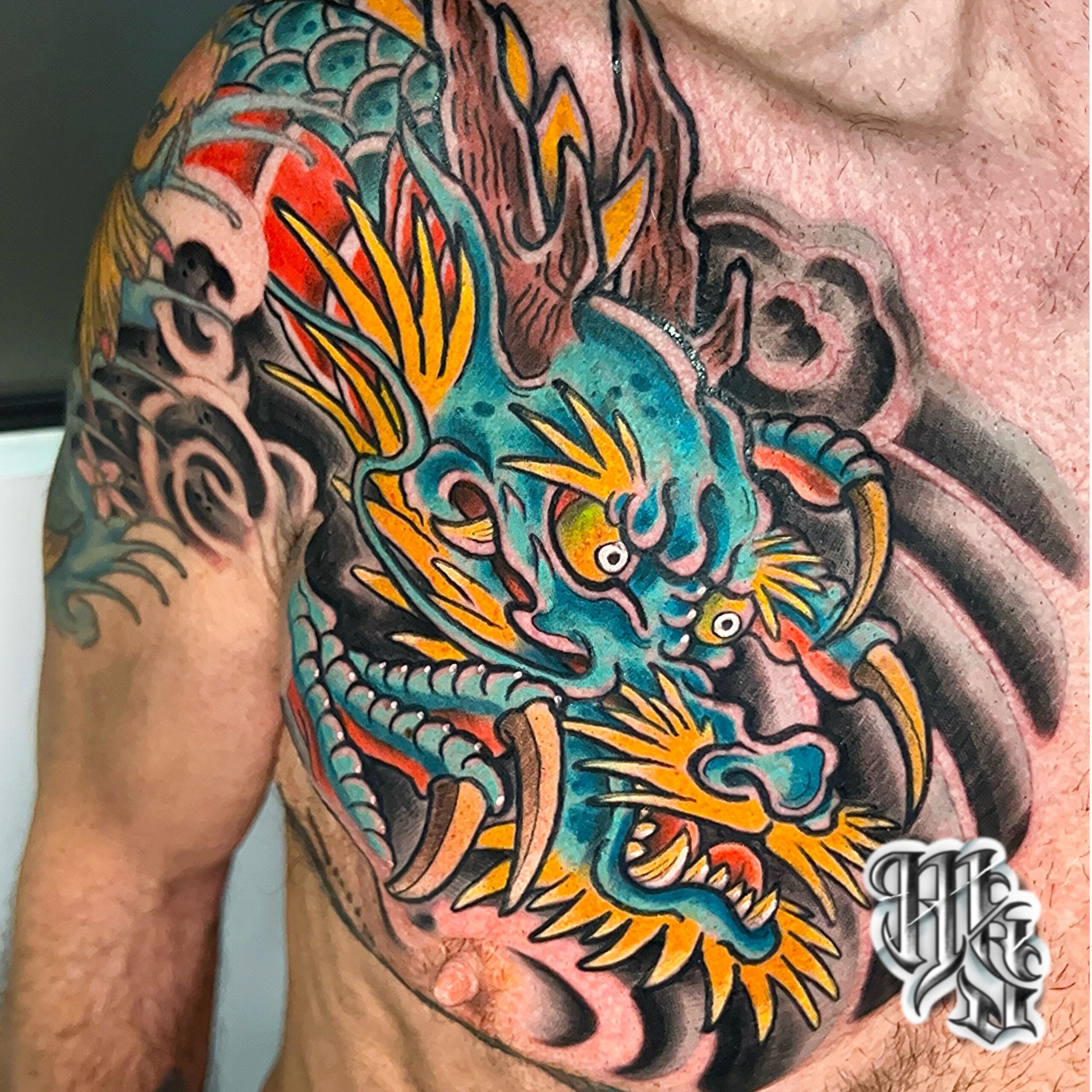 Tatuaje japones en estilo tradicional de dragon en zona del pecho, realizado en madrid por miguel sierra tatuajes