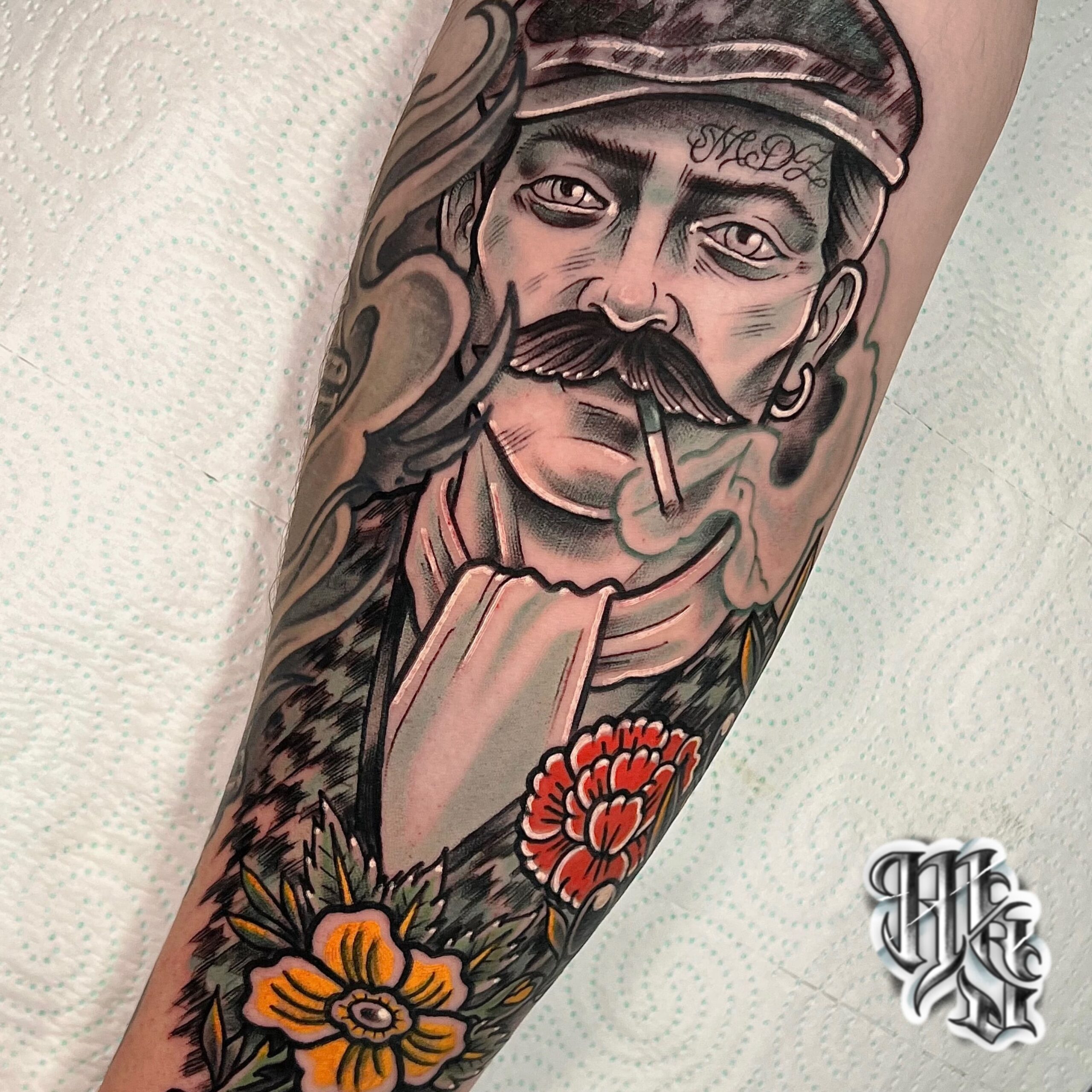 Tatuaje neotradicional muy castizo de un chulapo madrileño un poco macarra, realizado a todo color por miguel sierra tatuajes en madrid, aluche , vallecas, mostoles.