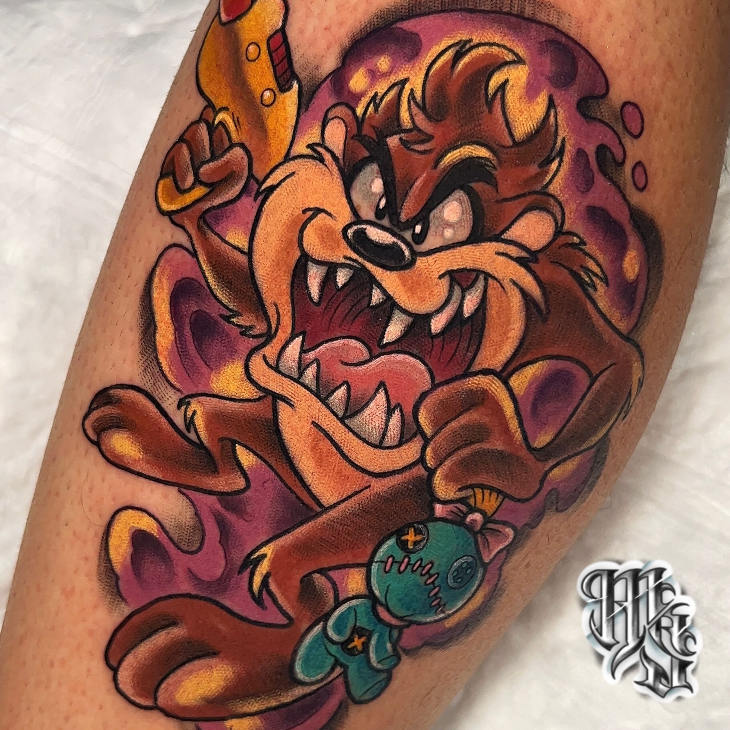 Tatuaje de demonio de tazmania de warner bros y looney tunes realizado en estudio profesional en madrid