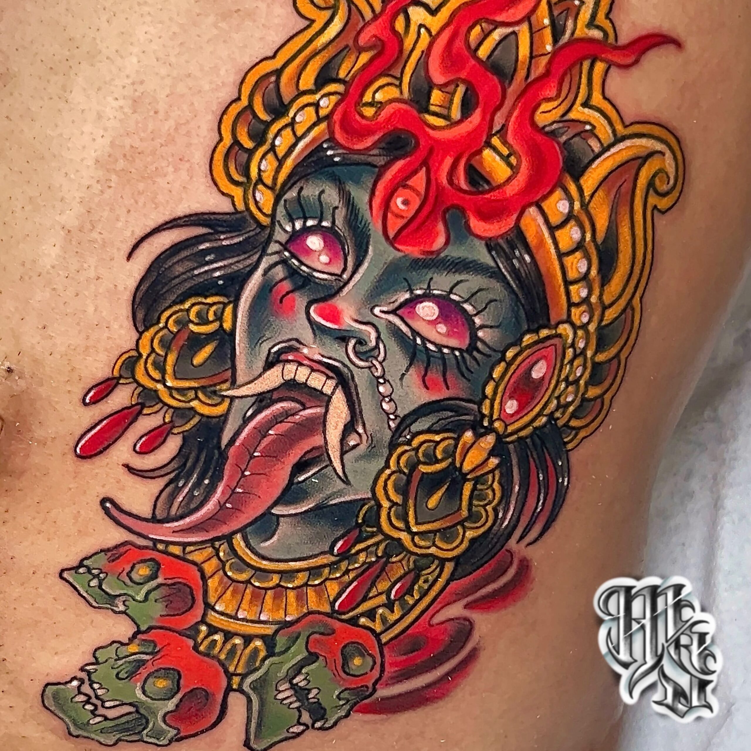 Diosa kali hindu en estilo neotradicional a todo color, realizado en estudio de tatuajes profesional