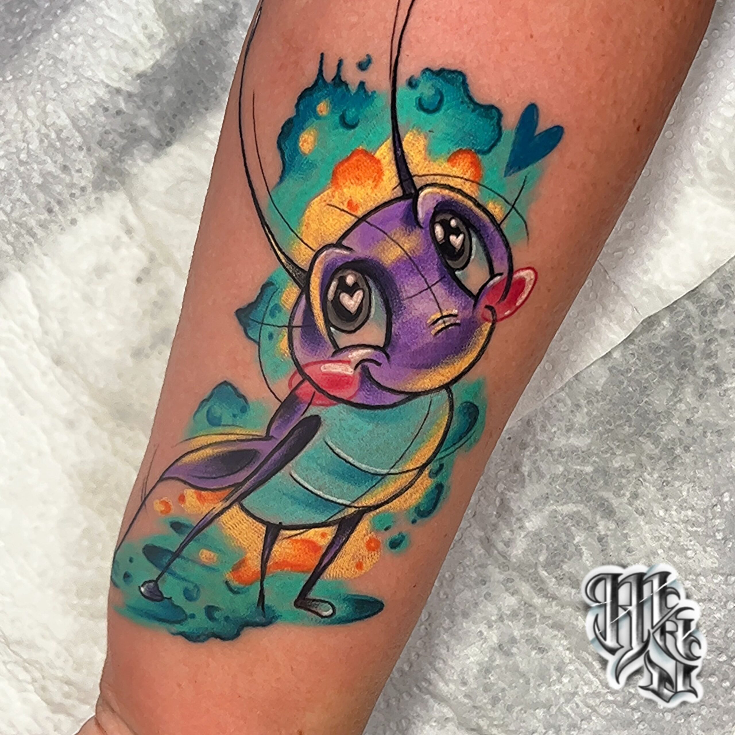 Grillo de a pelicula de mulan de disney a todo color, tatuaje realizado en estudio profesional en madrid