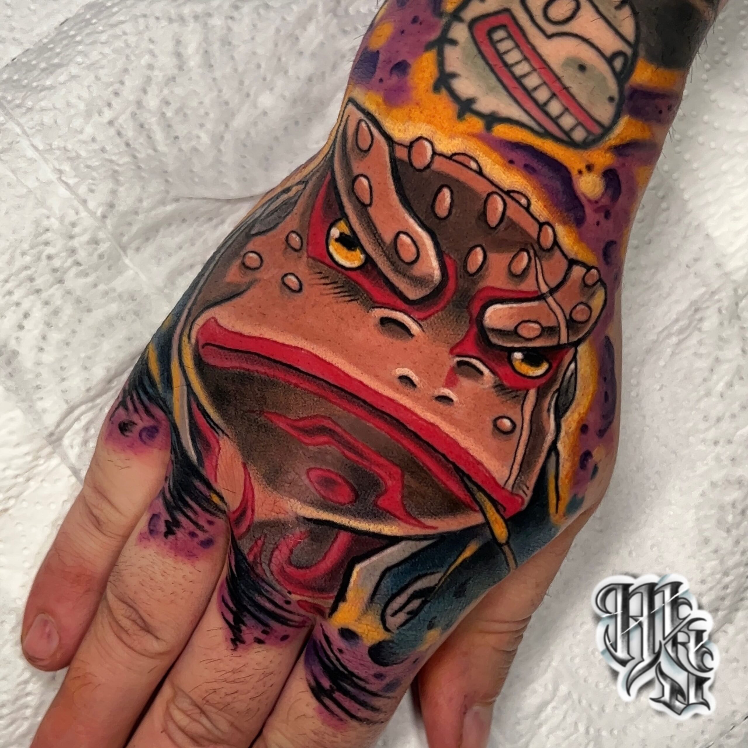 tatuaje de gamabunta en la zona de la mano del anime naruto ninja realizado en estudio de tatuajes profesional en madrid