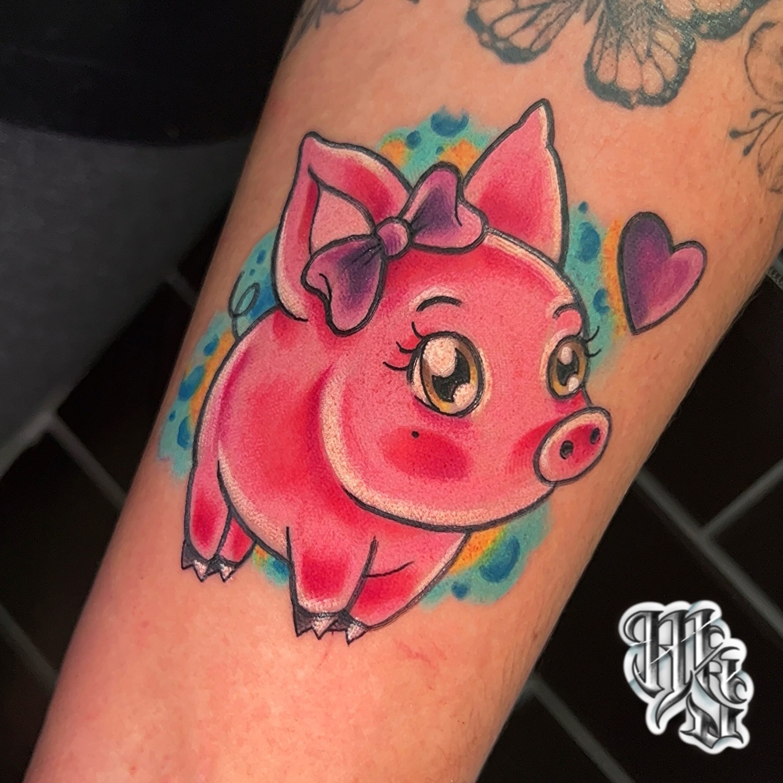 Tatuaje kawaii de un chancho, cerdito a todo color, realizado en estudio de tatuajes en madrid, citas disponibles
