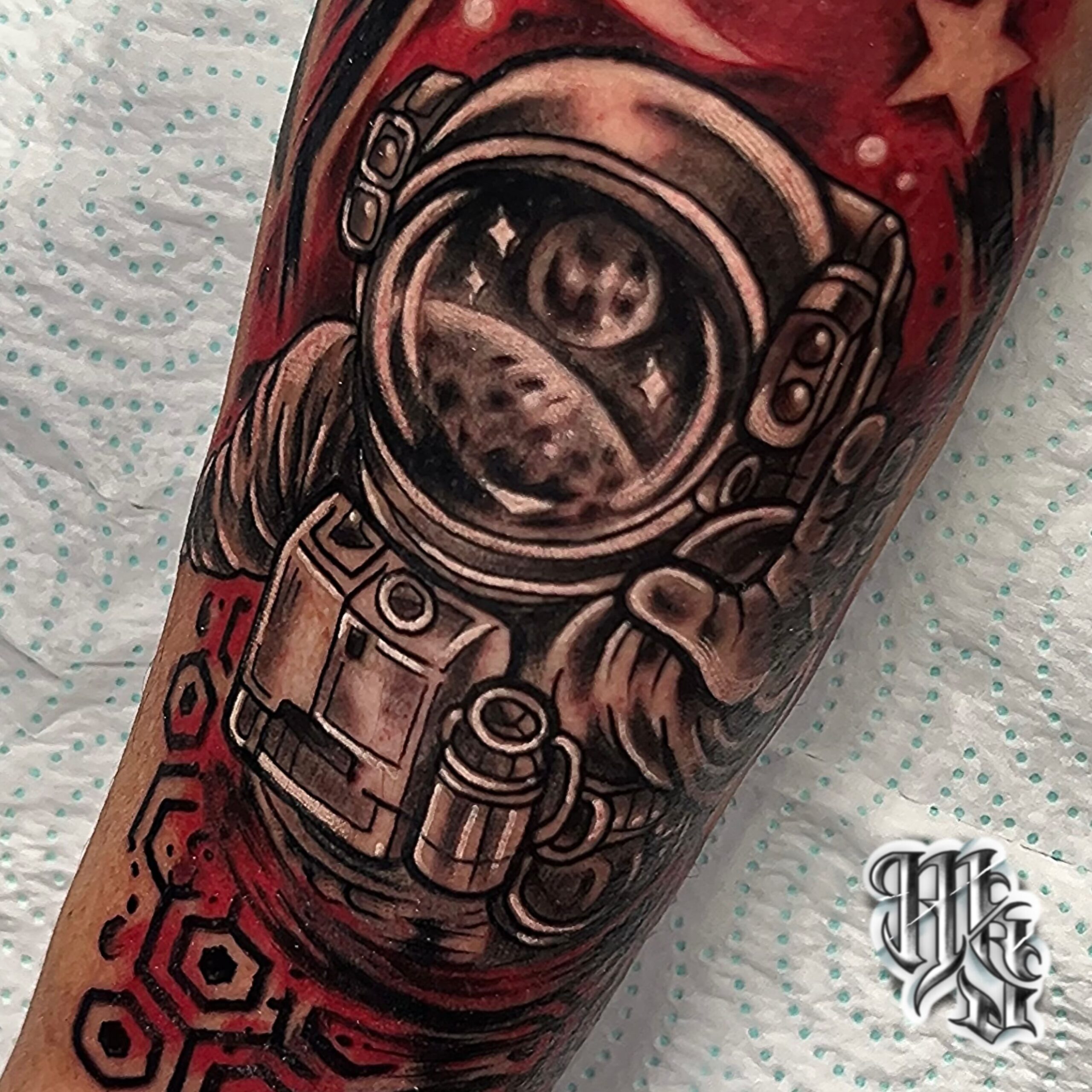 Tatuaje en blanco y negro a color de un astronauta, realizado en estudio de tatuajes en madrid, con la maxima higiene y calidad de materiales