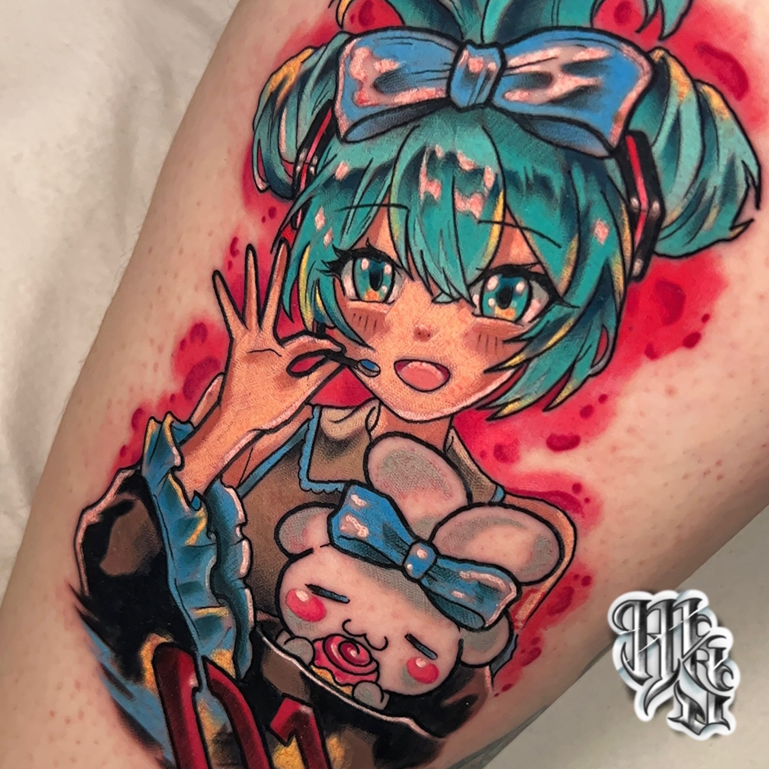 Tatuaje de anime de chica geek y cinnamonroll tatuado en estudio profesional en vallecas, madrid