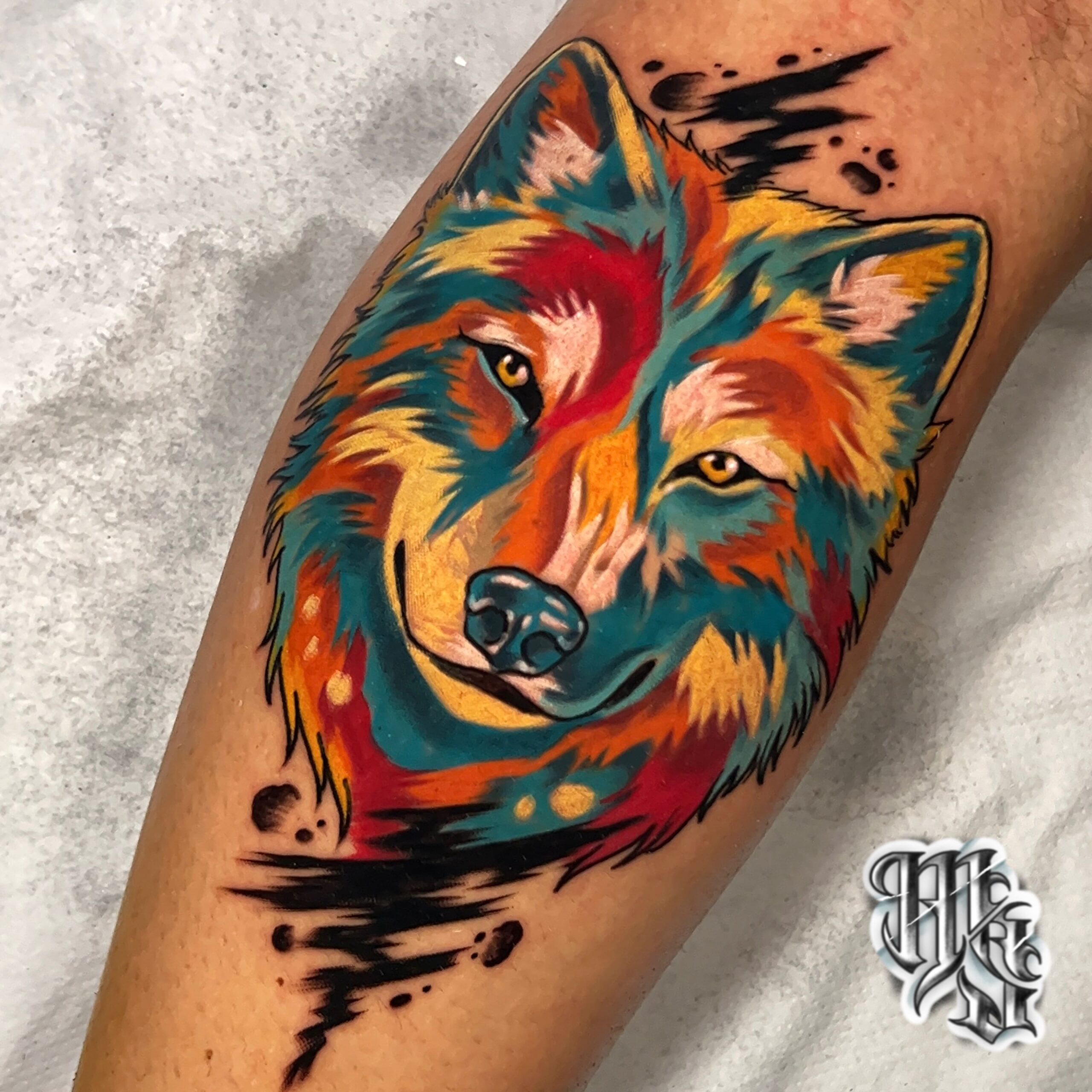 Lobo estilo watercolor a todo color, me encanta hacer estos trabajos, realizado en estudio de tatuaje profesional de madrid