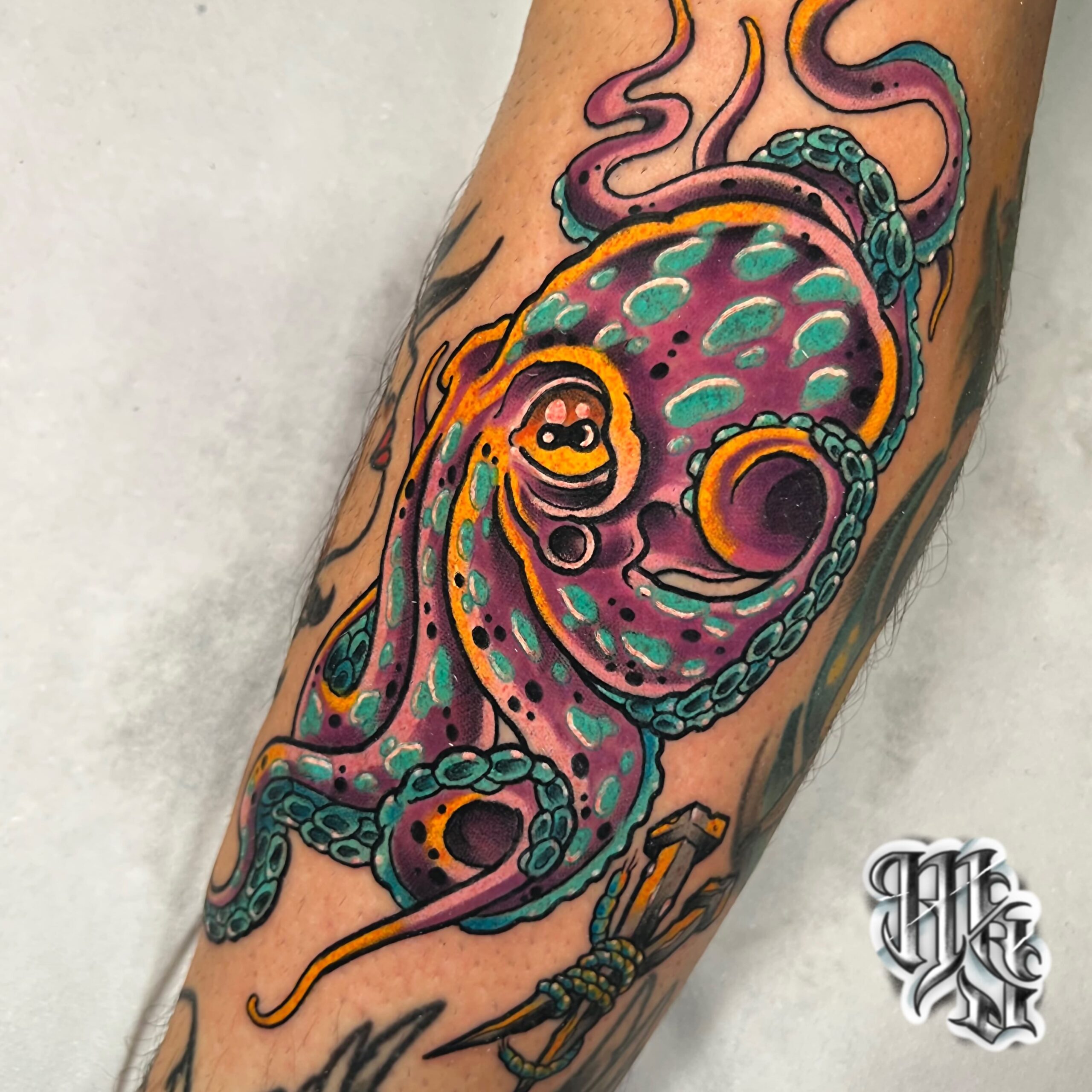 pulpo en estilo neotradicional, color y blanco y negro, flashes baratos, realizado en estudio en la zona de madrid