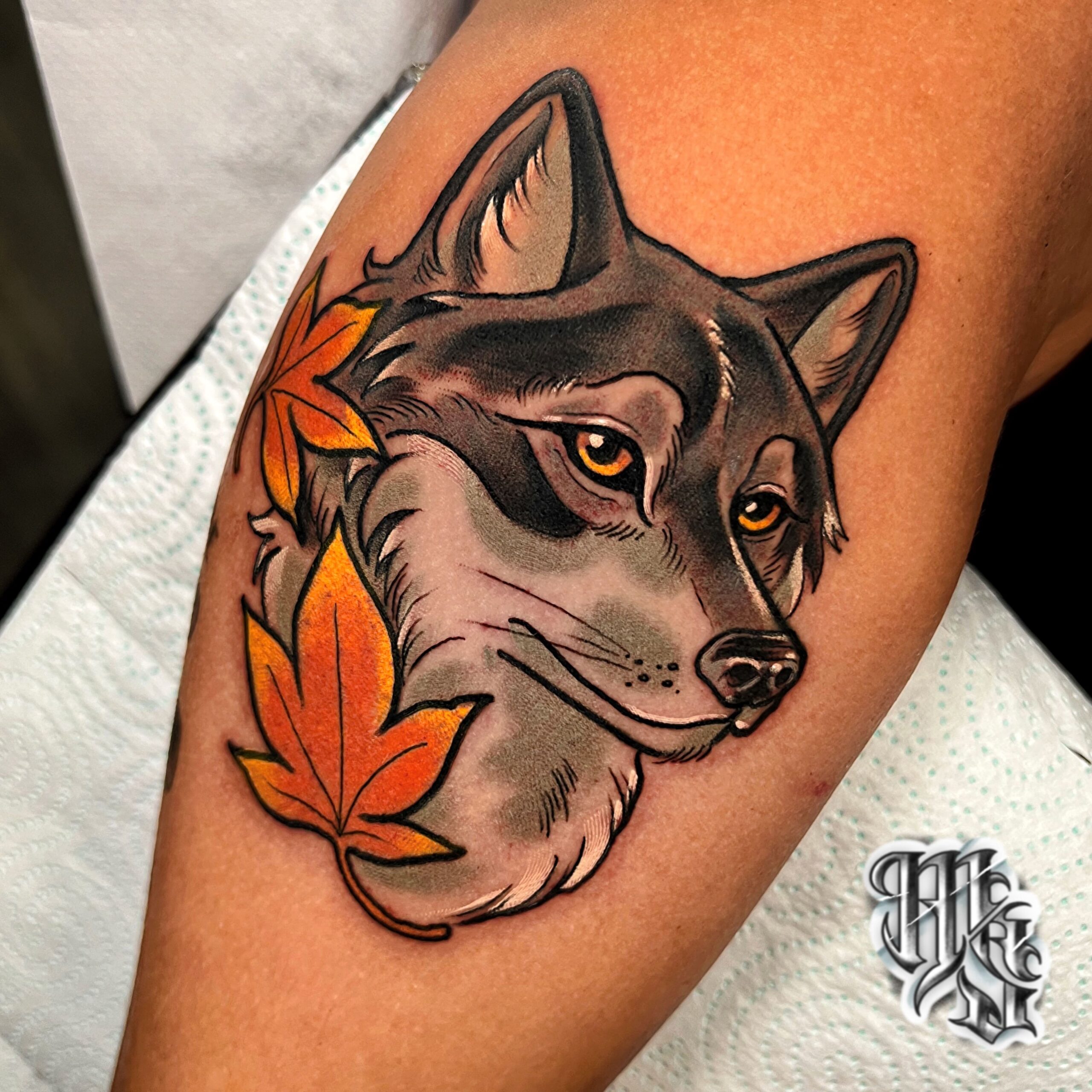 lobo en estilo neotradicional de tatuaje decorado con hojas de arce, realizado por miguel sierra tatuajes en madrid, vallecas, aluche , mostoles.