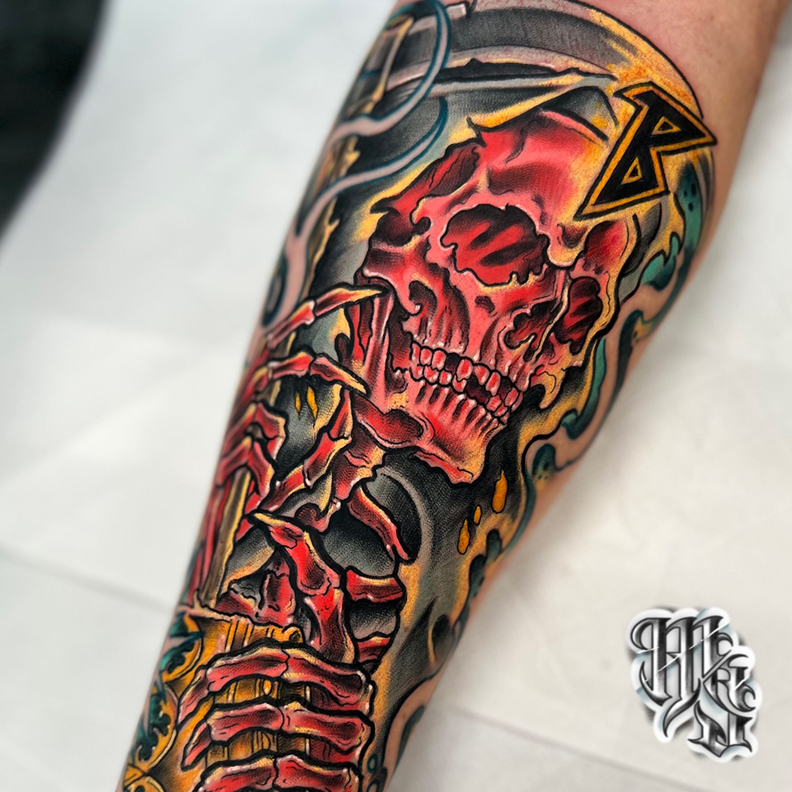 Tatuaje en estilo neotradicional de una parca con corona de rey en mano y el logo de la banda de metalcore beartooth, realizado en estudio de tatuajes profesional en mostoles