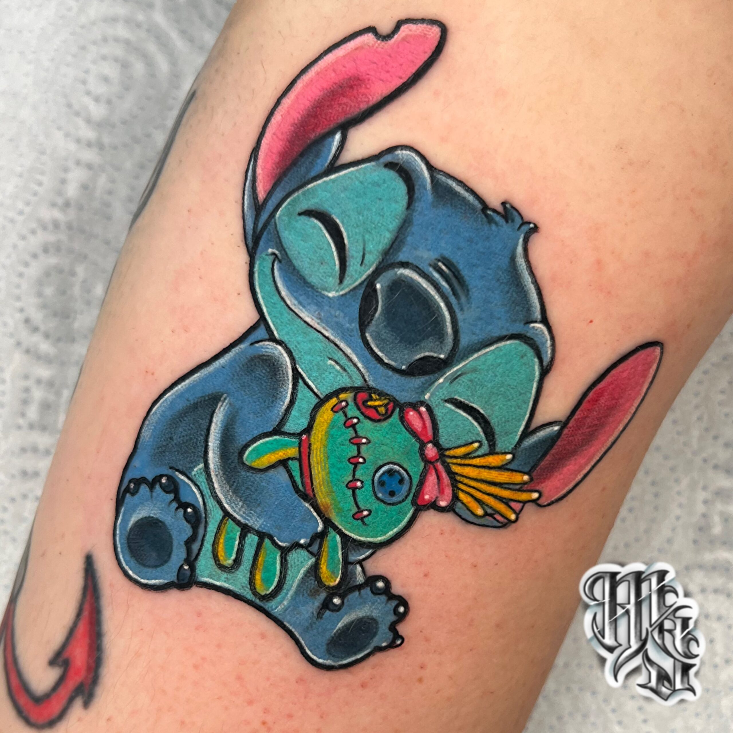 Stitch con su peluche, realizado en estudio de tatuajes profesional de madrid en mostoles aluche y vallecas