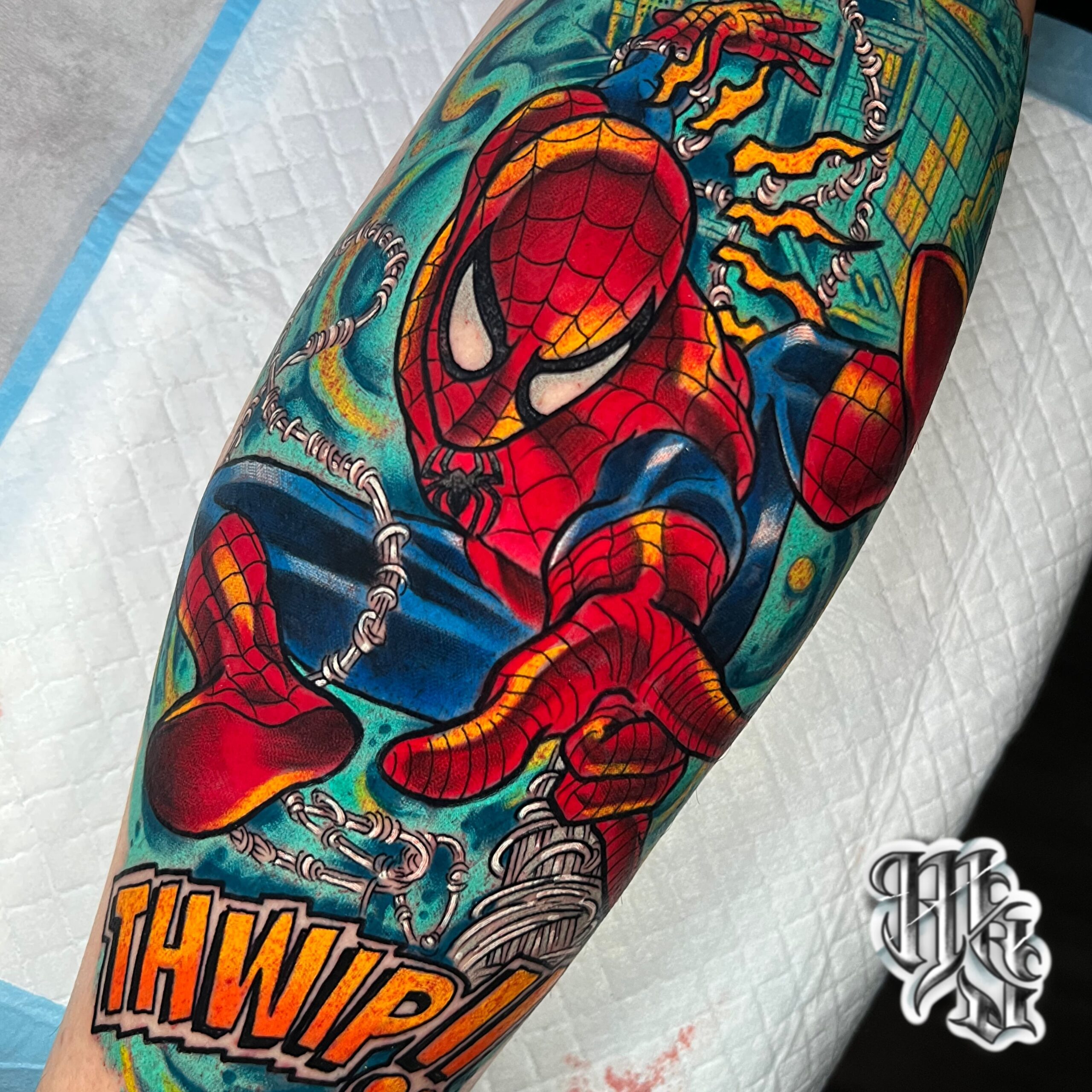 tatuaje de spiderman a todo color en estilo comic, realizado por miguel sierra tatuajes en estudio profesional de madrid, aluche vallecas y mostoles