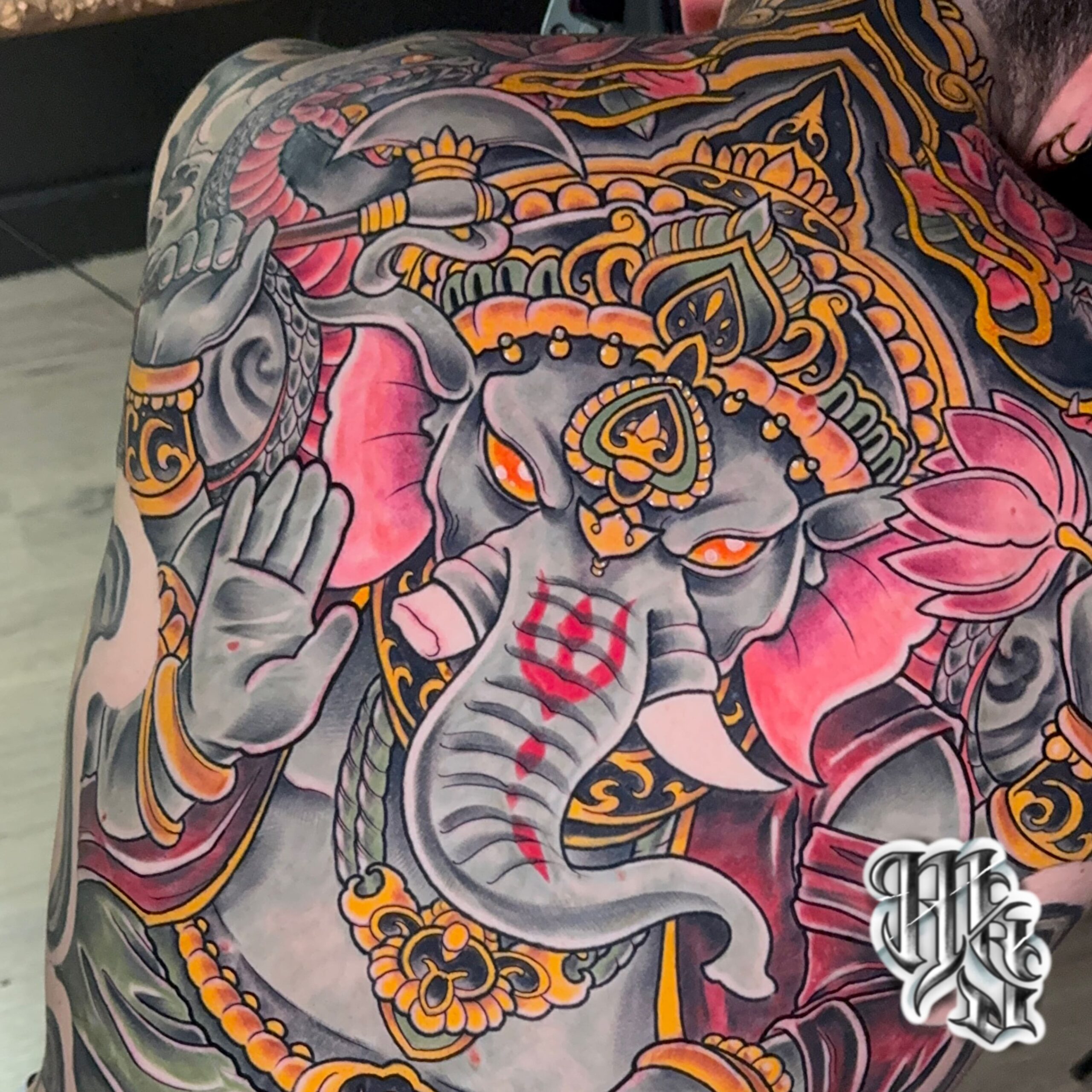 Tatuaje de espalda completa con la tematica de ganesha en estilo neotradicional a todo color , estudio de tatuajes en madrid , vallecas, aluche , mostoles