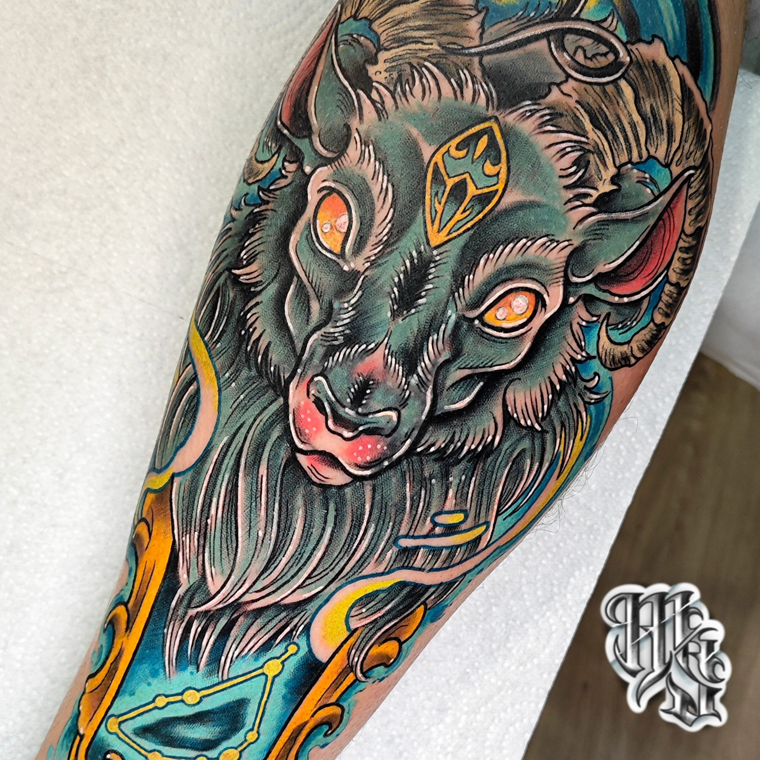 Tatuaje inspirado en el zodiaco de capricornio, con su simbolo y constelacion, realizado en estudio de tatuajes profesional de madrid