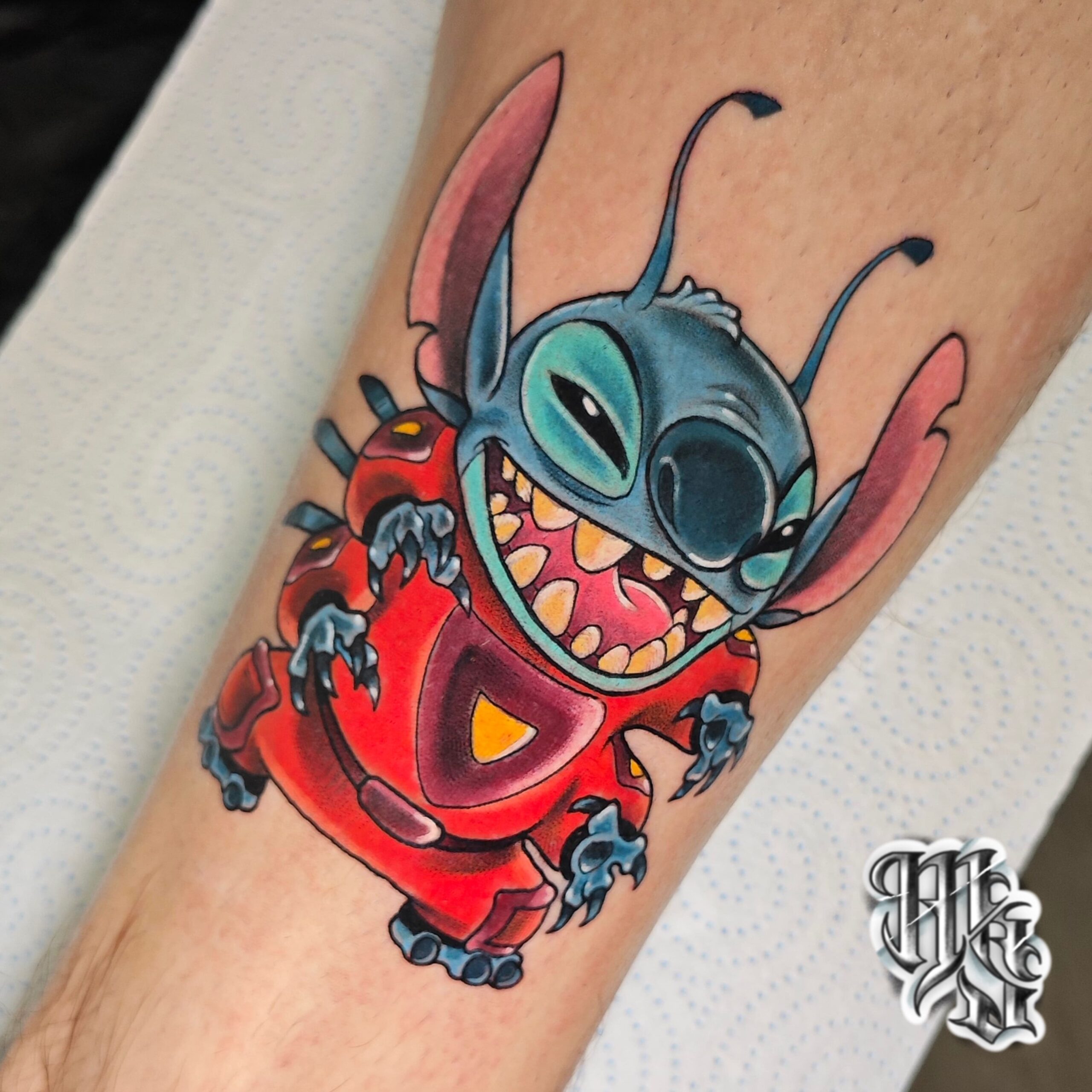 tatuaje de stitch con su traje de explorador espacial, realizado en estudio de tatuajes profesional de madrid , aluche vallecas y mostoles