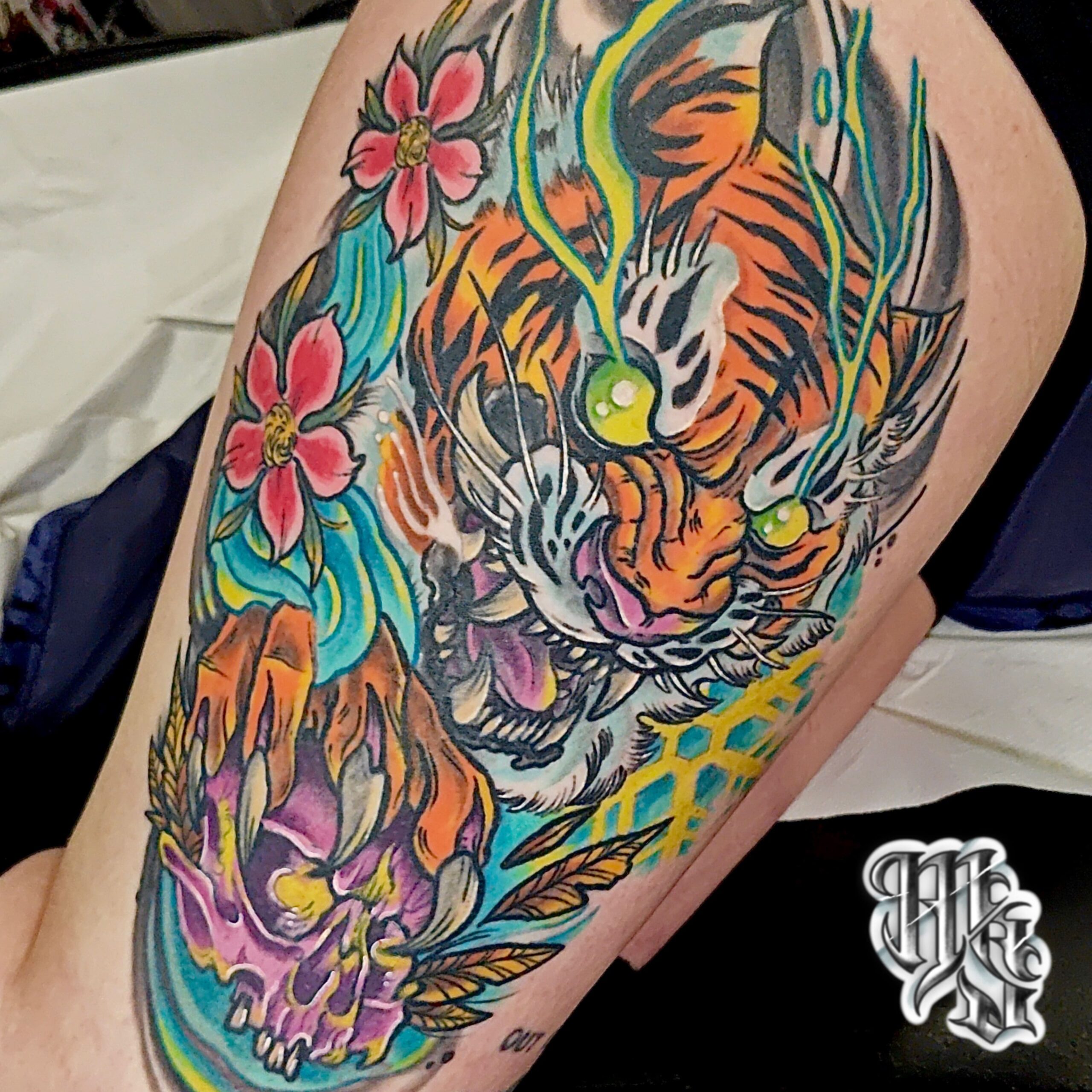 Tigre en estilo neotradicional con calavera en la garra, realizado en madrid