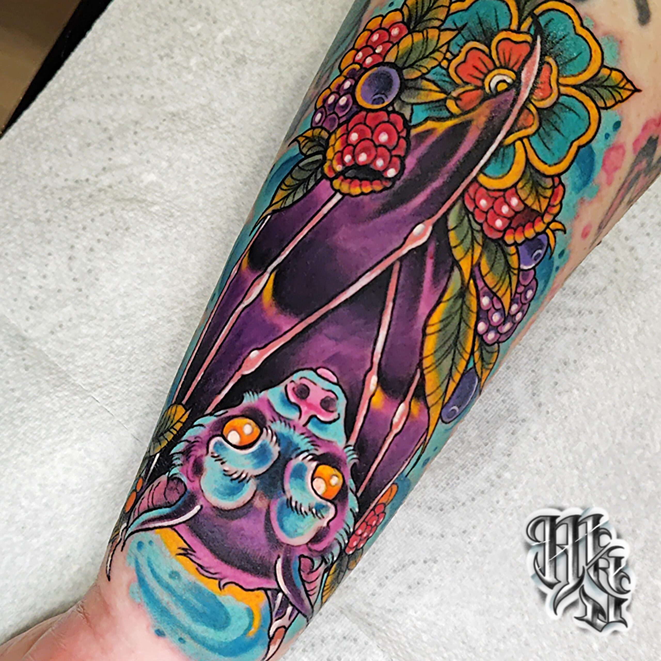 murcielago de la fruta en estilo tradicional, usando el diseño para hacer un cover en el brazo a la cliente, tatuado en estudio profesional de tatuajes en madrid, vallecas, aluche y mostoles