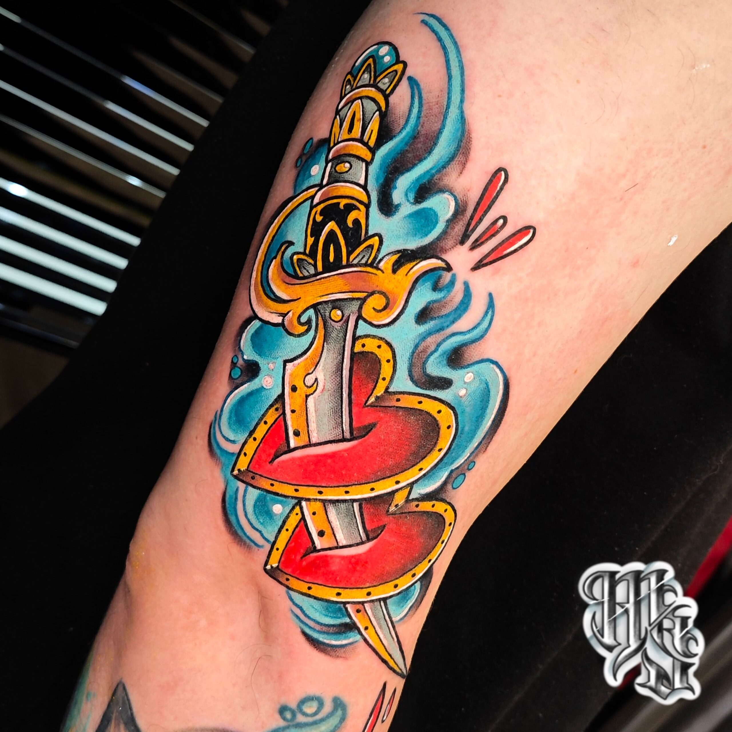 Daga atravesando dos corazon representado la union entre una pareja enamorada, realizado en estilo neotradicional en madrid