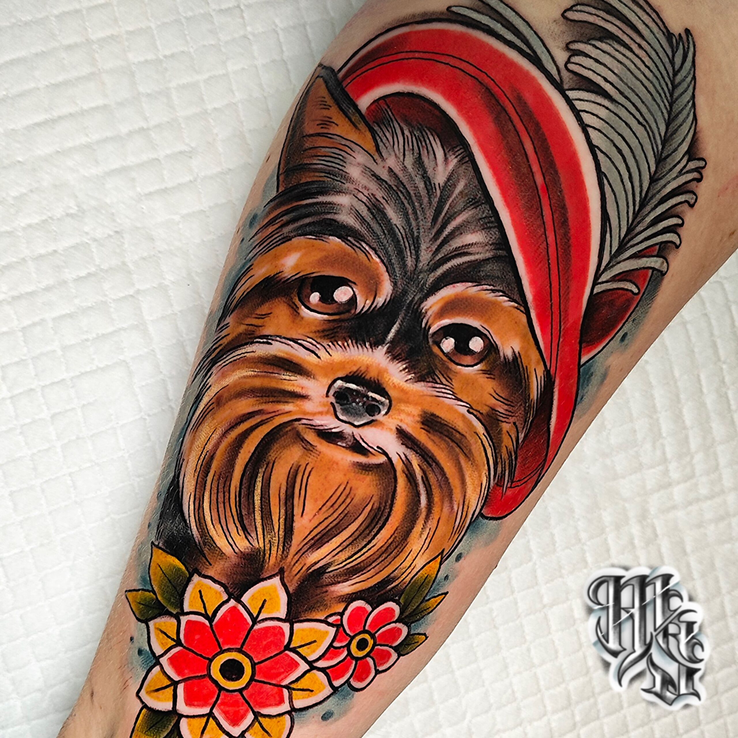 perrito yorkshire en estilo tradicional a color tatuado en estudio profesional de madrid