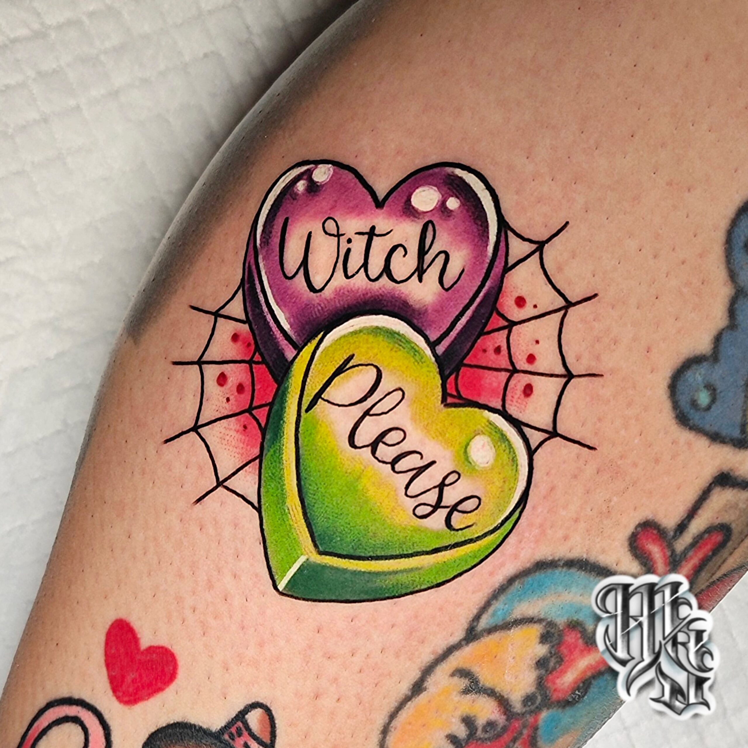 tatuaje muy kawaii y cute en estilo tradicional, de tematica bruja realizado en estudio profesional de madrid aluche vallecas y mostoles