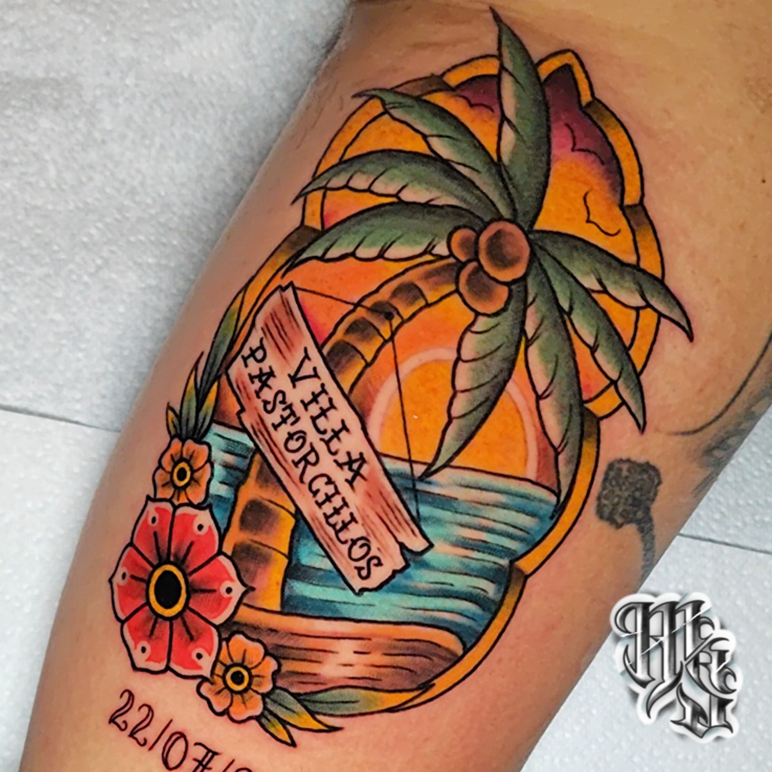 Tatuaje de fondo playero en estilo tradicional con el cartel del apellido familiar a todo color