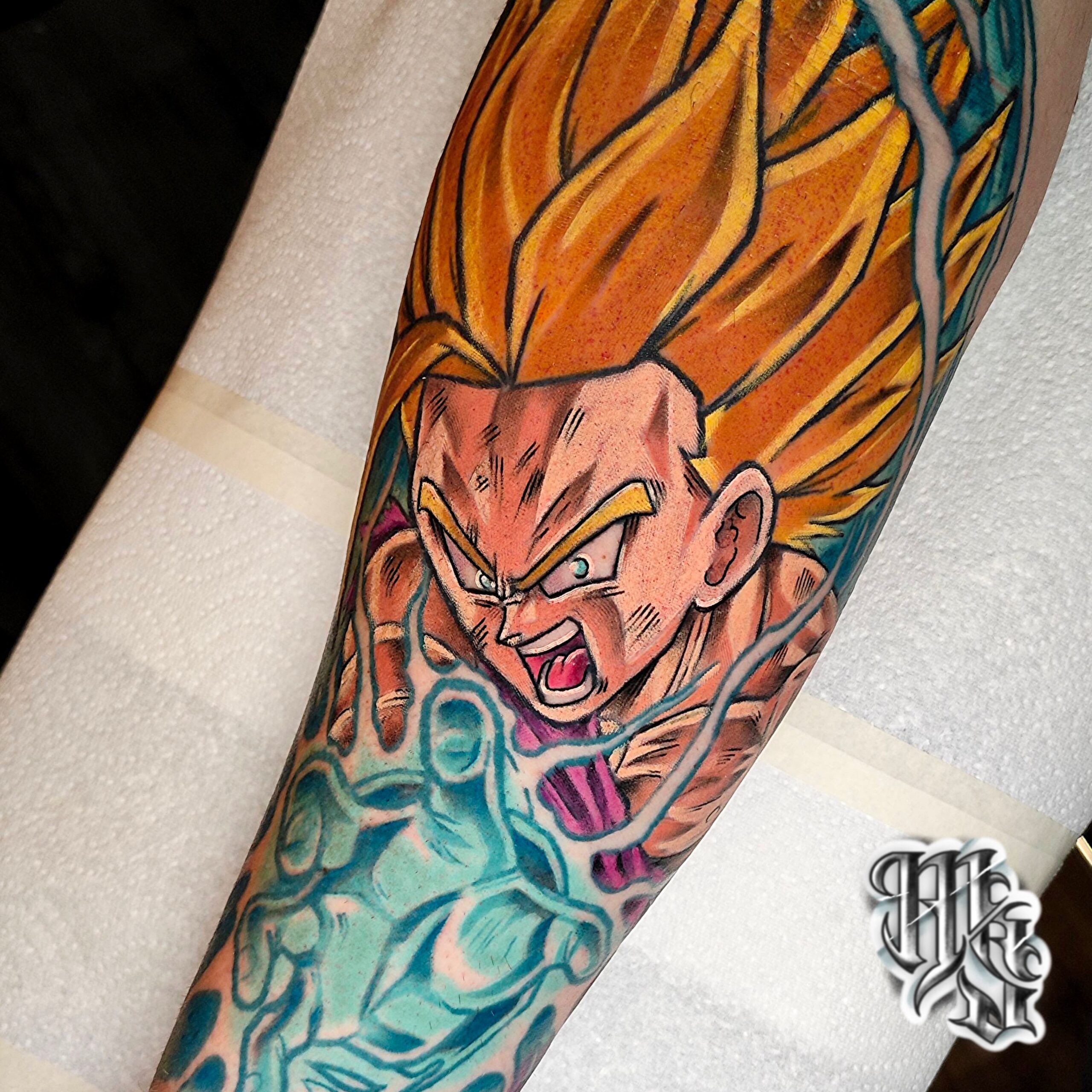 Tatuaje de son gohan de bola de dragon en estilo super saiyan 2, realizado en estudio de tatuajes profesional en madrid españa