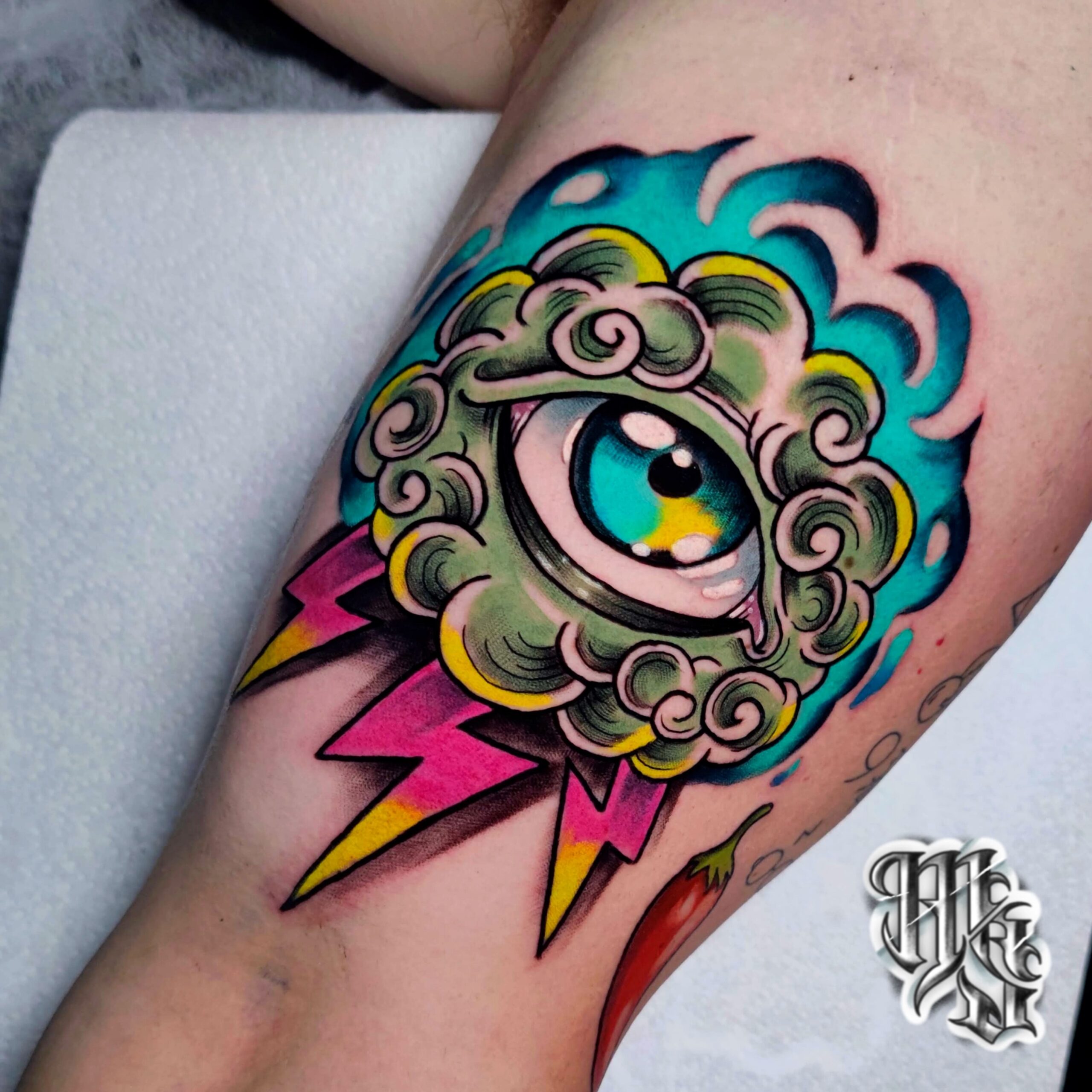 tatuaje nube de un clasico del tatuaje tradicional pasado a neotradicional a todo color, realizado en estudio de miguel sierra tatuajes en madrid