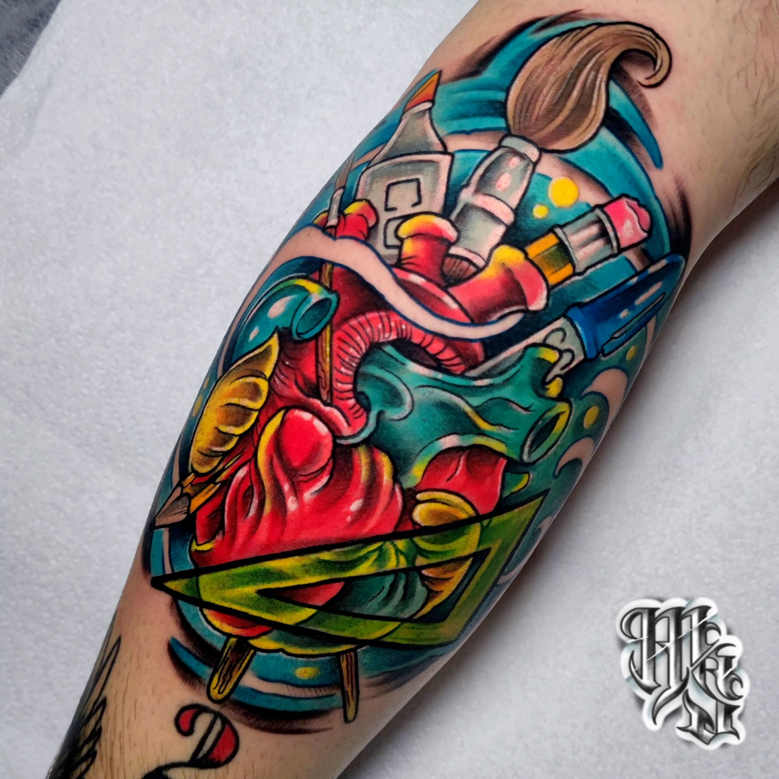 Arte tatuaje en estilo new school de un corazon organico con muchos elementos de dibujo, realizado en madrid, vallecas, aluche , mostoles.