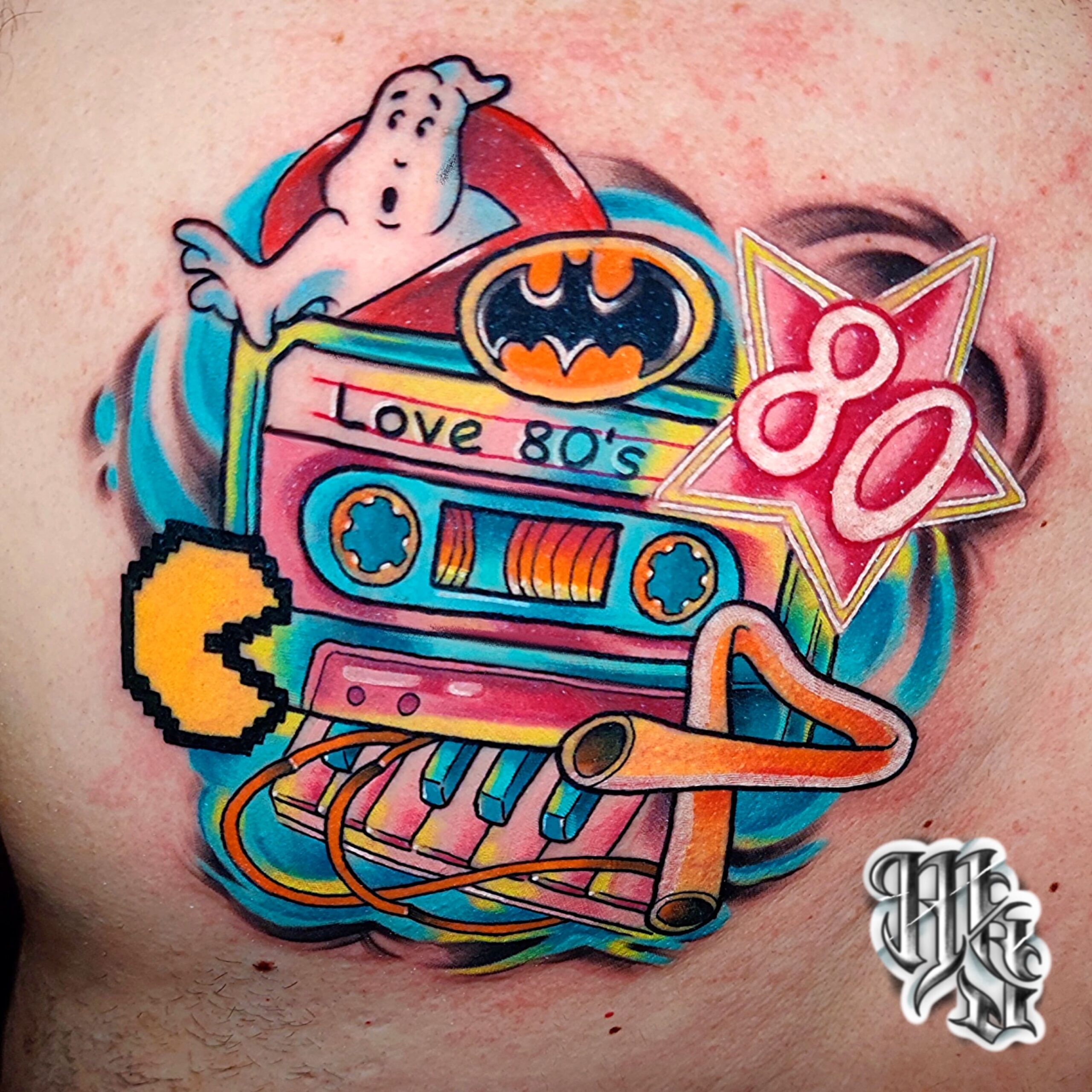 Vuelta a los 80's los elementos que marcaron una vida , pacman , cazafantasmas,batman y una cinta de cassette, realizado a todo color en estudio profesional de madrid