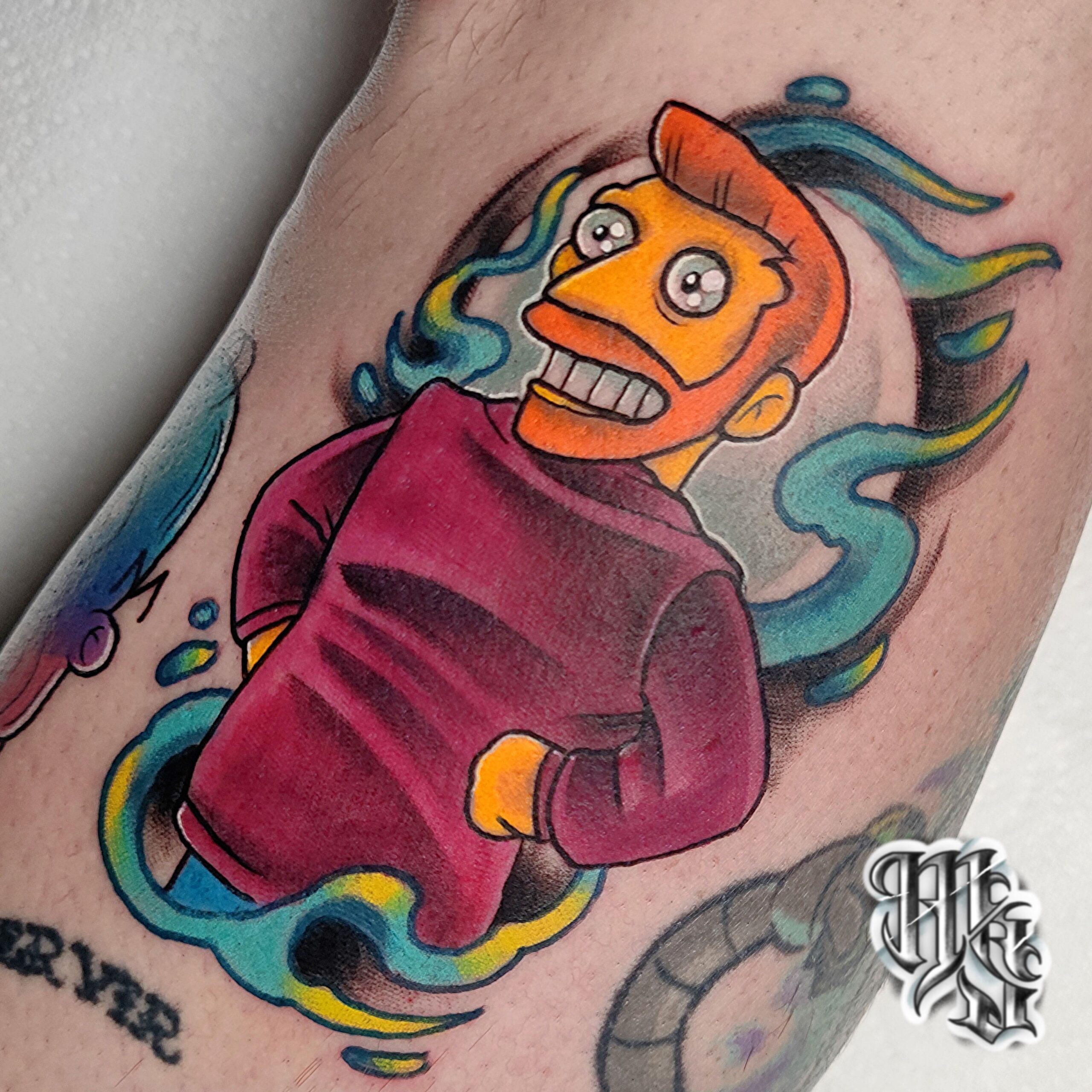 Tatuaje de los simpsons, del gran hank escorpio, realizado a todo color en estudio profesional de tatuajes en madrid