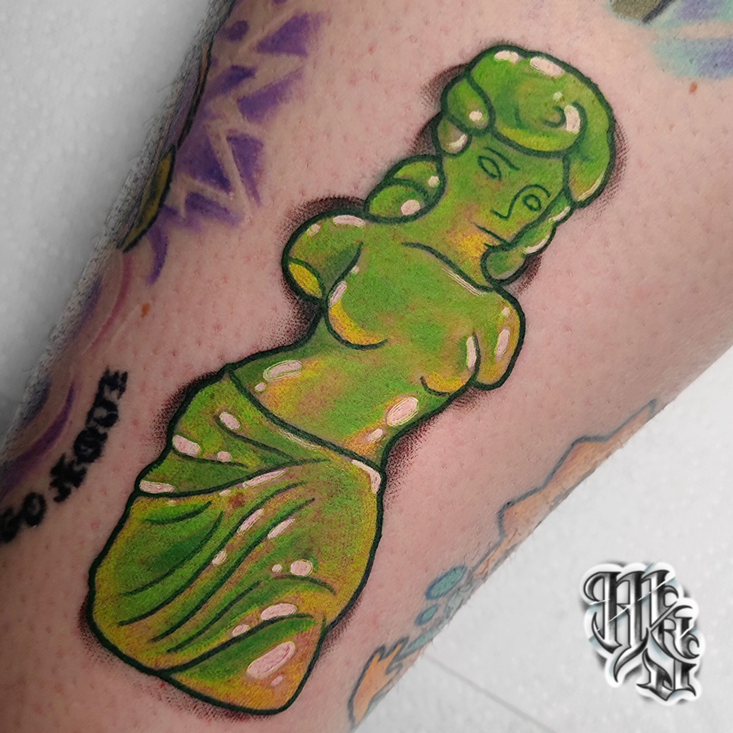 Tatuaje a todo color de los simpson, la venus de milo de gominola, realizado en estudio profesional en madrid por miguel sierra tatuajes