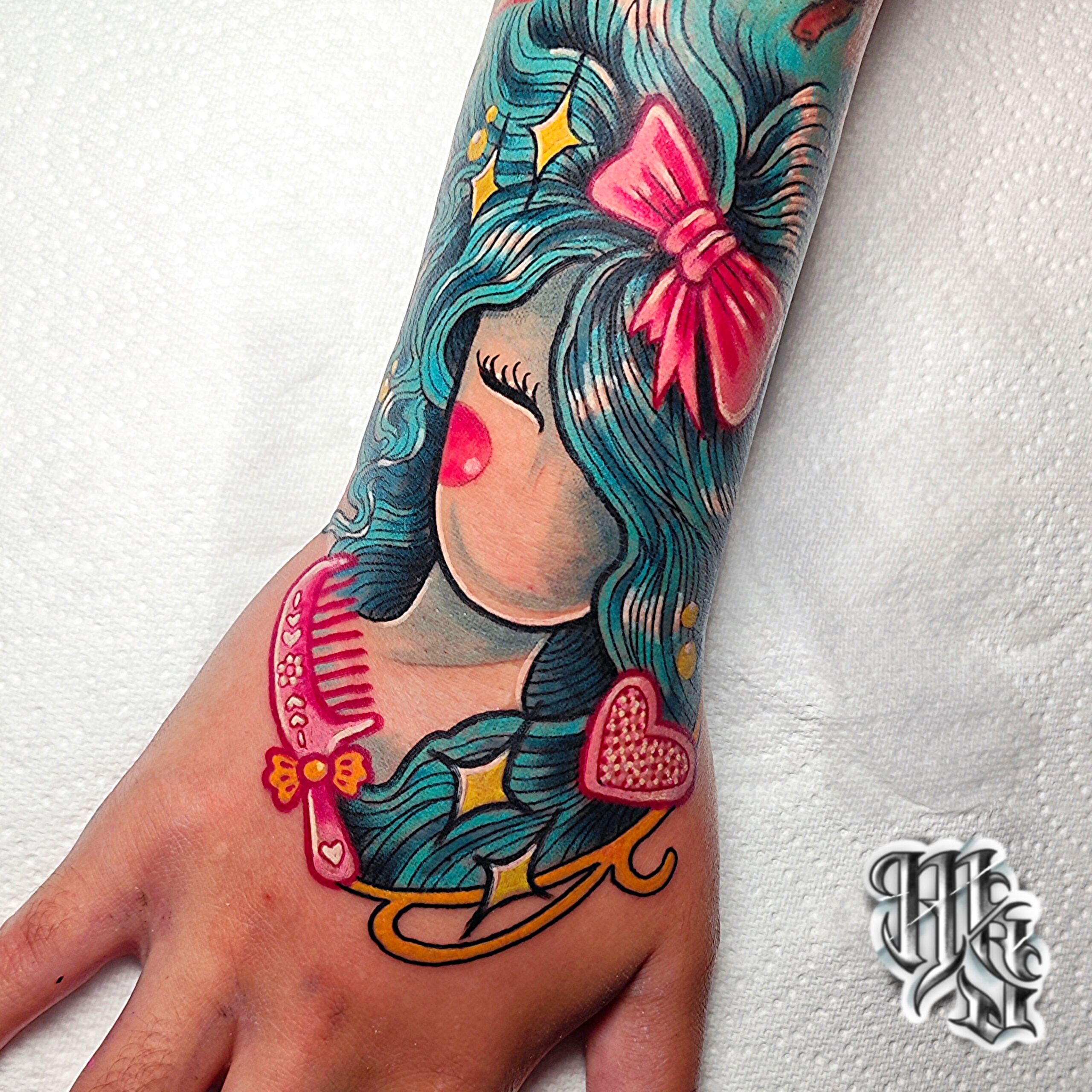 Tatuaje en mano a todo color de un maniqui con elementos de maquillaje y peluqueria en estilo cute y kawaii, realizado en estudio de tatuajes de madrid