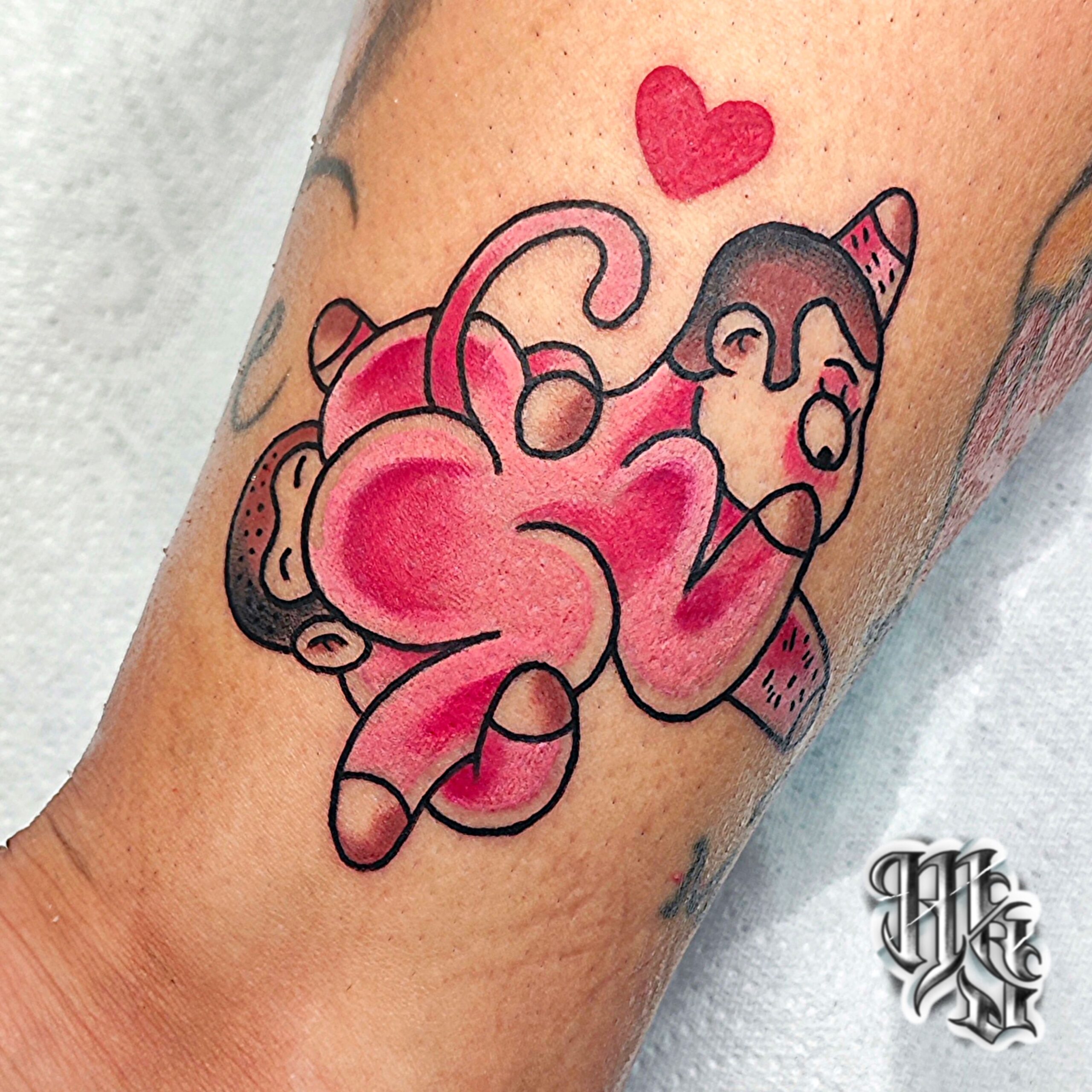 Tatuaje en pareja de dos monitos en estilo tradicional en madrid