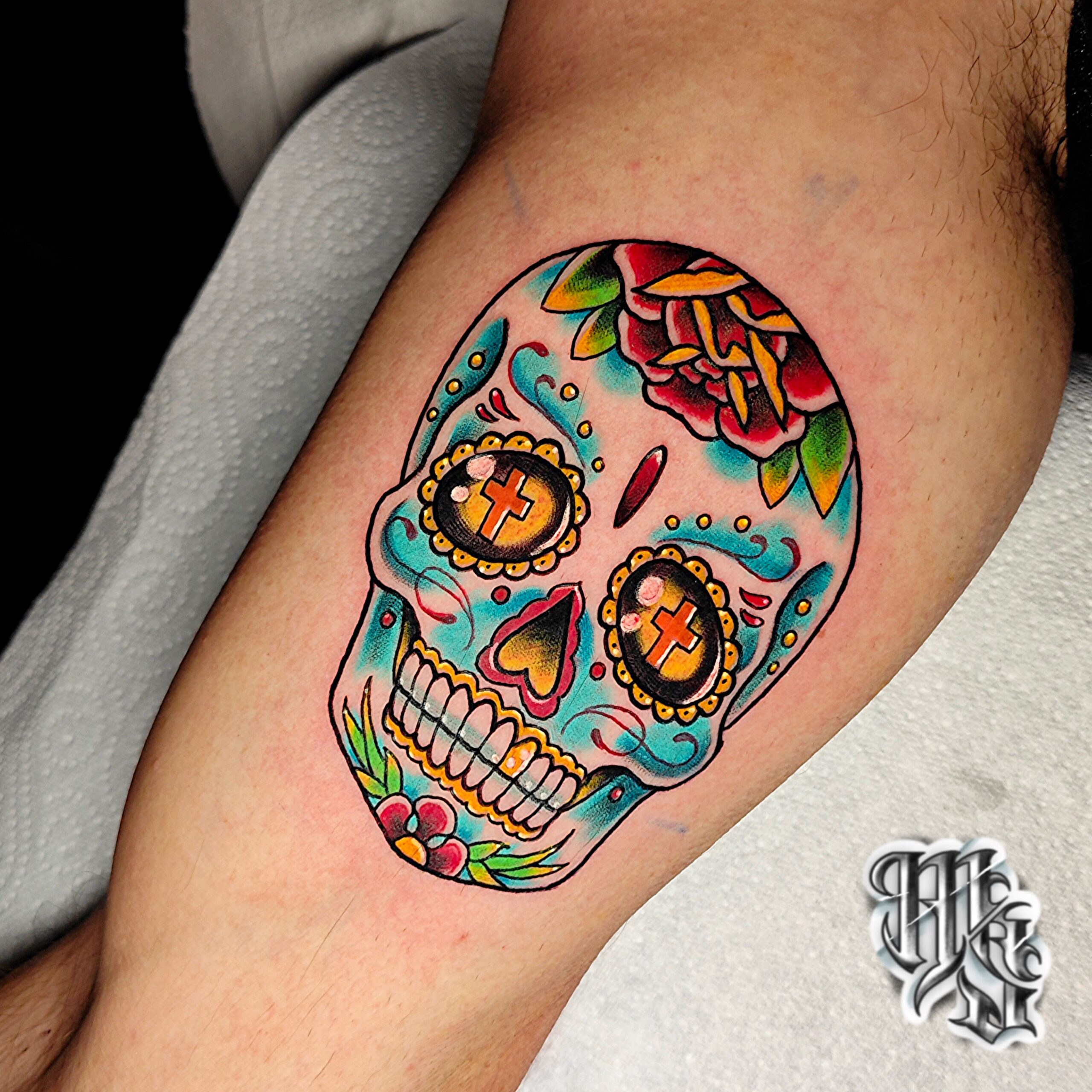 Calavera mejicana, tatuaje a todo color realizado en madrid en estudio profesional