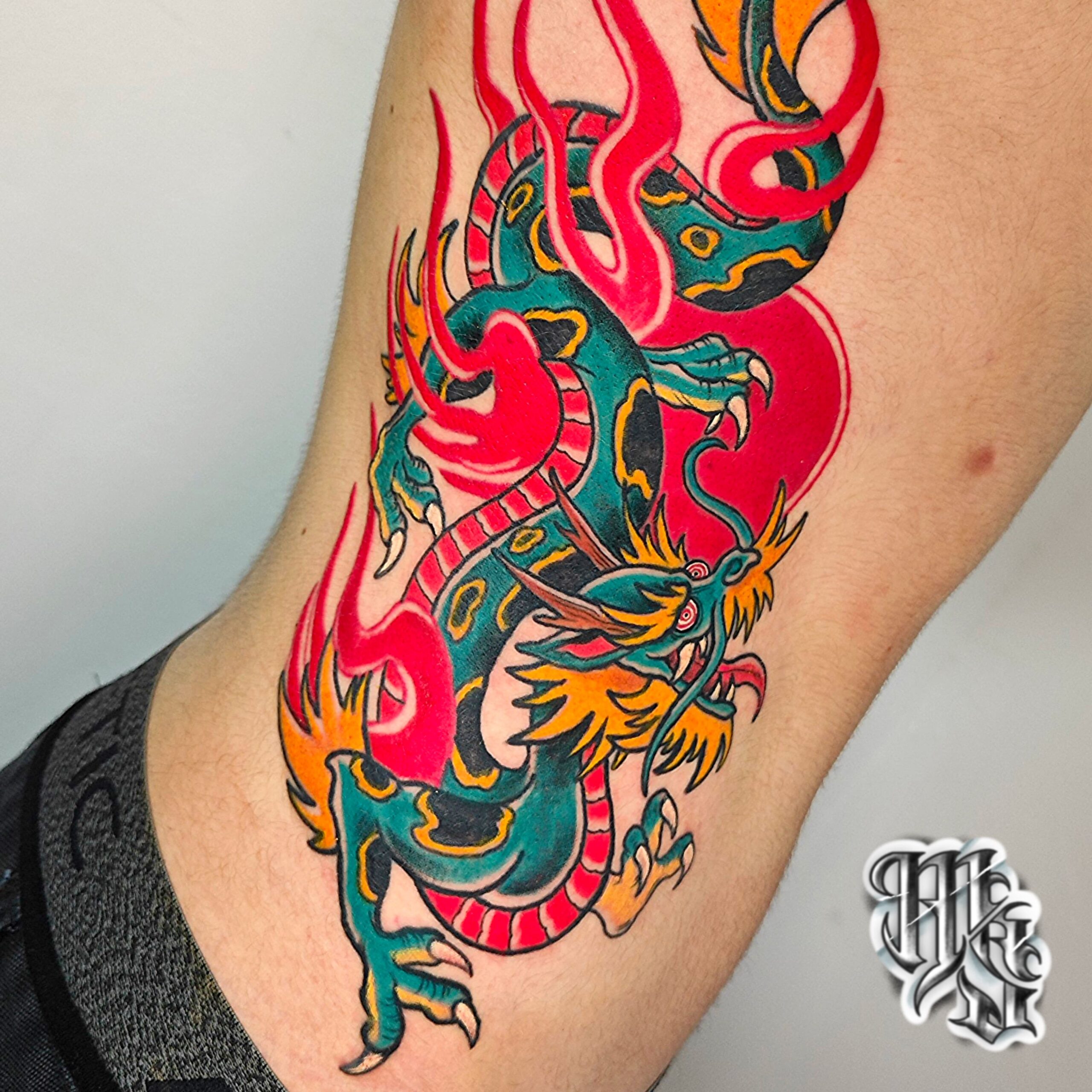 Dragon tradicional a todo color realizado en el costado, en estudio de tatuaje profesional en madrid